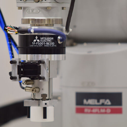 Kraft-Momenten-Sensor in Robotersteuerung integrierbar