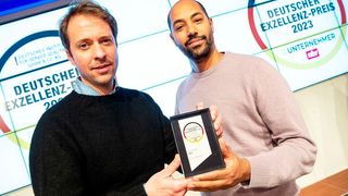 CNC24-Co-Founder und CEO Willi Ruopp (links), und sein Chief of Marketing, Claudius Tadesse, freuen sich über den Deutschen Exzellenz-Preis 2023 in der Kategorie „Digital Champions – Start-ups“. Denn ihre Art der Präzisionsteilebeschaffung hat die Jury überzeugt. Hier mehr dazu. (Bild: Th. Ecke)