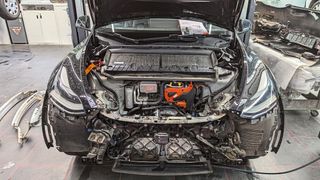 Tesla Model 3 in der Werkstatt: „Logisch aufgebaut und einfach zu reparieren.“ (Bild: Rosenow – VCG)