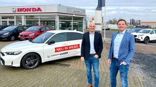 Martin Haas (li.), der neue Standortleiter des Weseler Autohauses Evers, und Jan Evers, Geschäftsführer des Autohauses Evers, vor dem übernommenen Betrieb. (Bild: Autohaus Evers)