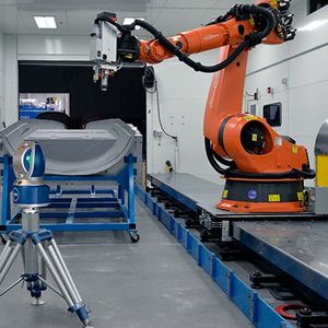 Roboter gehen gerne “eigene Wege”. Eine präzise Kalibrierung per Lasertracker macht diesem Eigensinn ein Ende. (Bild:  Faro)