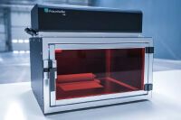 Das Fraunhofer IPM stellt den F-Scanner-2D zur Kontrolle von Oberflächen hinsichtlich Beschichtungen und Reinheit, basierend auf dem Verfahren der Fluoreszenzmesstechnik, vor. Die Bauteiloberflächen werden in zwei Raumrichtungen gescannt, wodurch ein vollständiges Bild der Beschichtung beziehungsweise der Restverunreinigung entsteht, so das Institut.  (Fraunhofer IPM)