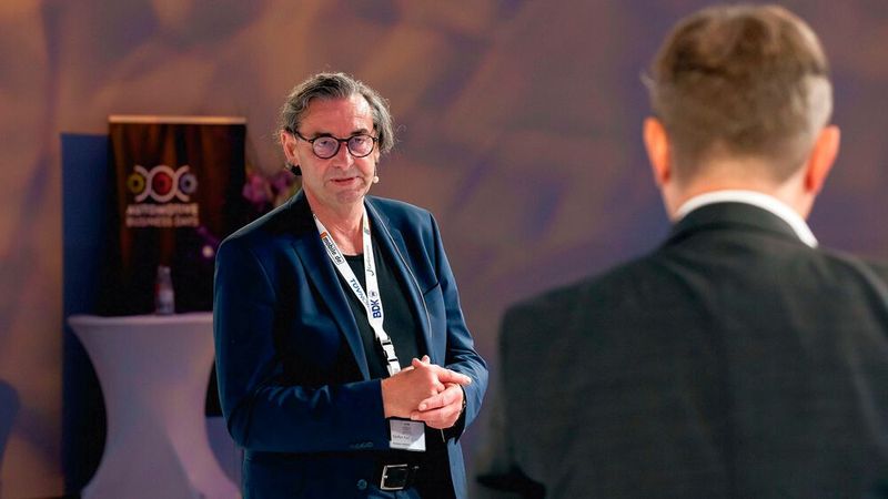 Wer seinen Betrieb lieber als funktionierendes Autohaus an Branchenkollegen oder Investoren veräußern will, der konnte sich bei Unternehmensberater Steffen Oliver Karl wichtige Informationen holen. (Bild: Stefan Bausewein)