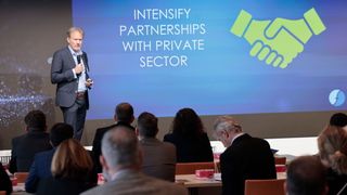 Autor Prof. Dr. Sander de Leeuw präsentierte seine Studie über die Zukunft der humanitären Logistik jetzt in Berlin. (Bild: LHOF)