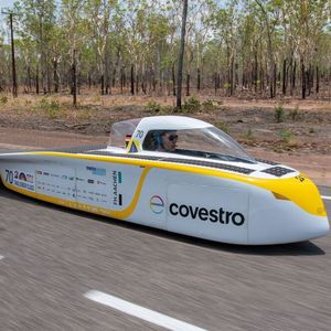 Der Sonnenwagen 1 hat dank einer 5-kWh-Lithium-Ionen-Batterie eine Reichweite von 300 km. Allerdings stellte das Fahrzeug die Studenten vor logistische Herausforderungen. 