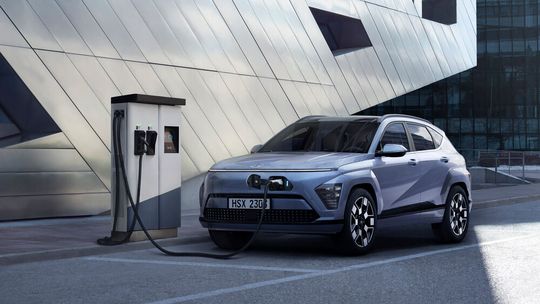 Der neue Hyundai Kona wurde auf Basis des Elektromodells entwickelt, bietet aber auch Antriebsvarianten mit Verbrenner. Der neue Hyundai Kona wurde auf Basis des Elektromodells entwickelt, bietet aber auch Antriebsvarianten mit Verbrenner.