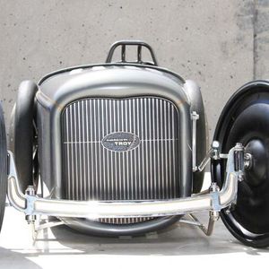 Hommage an die Hot Rod Szene:Das Tretauto im Hot-Rod-Look kommt im kalifornischen Monterey unter den Hammer. Der Auktionator erwartet einen Erlös von bis zu 10.000 Euro.