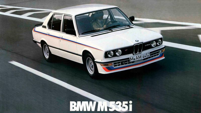 Der BMW M 535i (E12) machte ab 1980 die Bahn frei für die Entwicklung des ersten M5 (E28). Zuvor hatte Die BMW Motorsport GmbH (kurz M GmbH) auf besonderen Kundenwunsch den BMW 525 bzw. BMW 528 umgebaut. Die Fahrzeuge erhielten eine Leistungssteigerung durch den Einbau hubraumstärkerer Motoren. Ab 1980 bot die M GmbH den BMW M535i in größerer Stückzahl an. Dessen 3,5-Liter-Motor entstammte der 7er-Baureihe, war jedoch konstruktiv eng mit dem Dreiliter-Motor verwandt, so dass sich zur Leistungssteigerung ein solcher Umbau anbot.  (Bild: BMW)