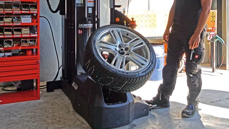 Dank des integrierten Radhebers kann der Bediener den Reifen aufspannen, ohne ihn anheben zu müssen. (Schreiner/»kfz-betrieb«)