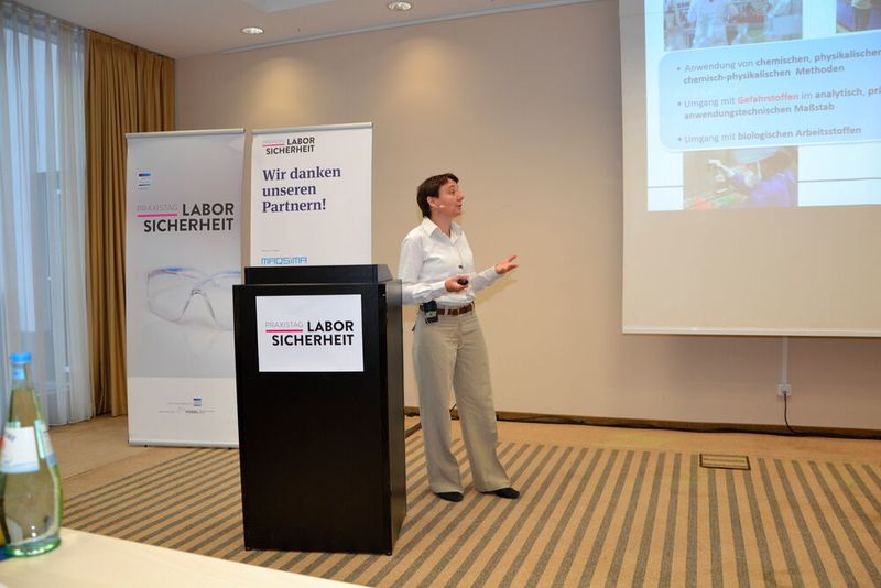 Nachhaltigkeitsexpertin Dr. Kerstin Hermuth-Kleinschmidt zeigte, warum sich Nachhaltigkeitaspekte perfekt mit der Laborsicherheit kombinieren lassen können. (LABORPRAXIS/Lütmman)