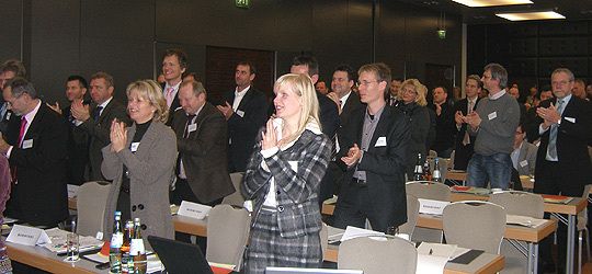 Nach der einstimmigen Wiederwahl gab es stehende Ovationen der Verbandsmitglieder für Peter Gerards. (Archiv: Vogel Business Media)