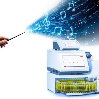 Rys. 1: System zarządzania danymi w laboratorium – stanowisko pomiarowe składające się z urządzeń DMA 5002, Abbemat 5101 i Xsample 5200, sterowane zewnętrznie za pomocą oprogramowania AP Connect w celu przekazywania listy próbek i automatycznego przesyłania danych pomiarowych. (Zdjęcie:Anton Paar GmbH (tło: Dall-E / obraz wygenerowany przez sztuczną inteligencję))