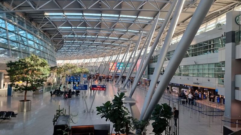 „Über den Wolken“ war nicht nur das Motto der SmartXcare, sondern auch Location und Veranstaltungsthema der NursIT. In den obersten Etagen des Düsseldorfer Flughafens trafen sich Fachkräfte aus Krankenhäusern, Kliniken und der Pflege zu aktuellen und künftigen Versorgungsstrukturen im Konferenzzentrum „DUSconference plus“. Während drinnen diskutiert, vernetzt und präsentiert wurde, hoben draußen Flugzeuge ab – ein passendes Bild zum Veranstaltungsmotto. (Bild: © Serina Sonsalla / Vogel IT-Medien)