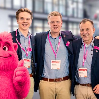 Das neue Maskottchen Arnie mit (v.l.) Felix Arndt, Moritz Arndt, Matthias Arndt und Katharina Arndt. (Bild: Arndt Automobile)