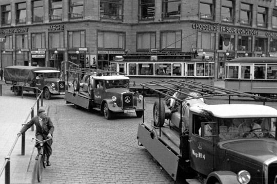 In den Anfängen der Autotransporte wurden Fahrzeuge oft auf offenen Lkw transportiert. (Archiv: Vogel Business Media)