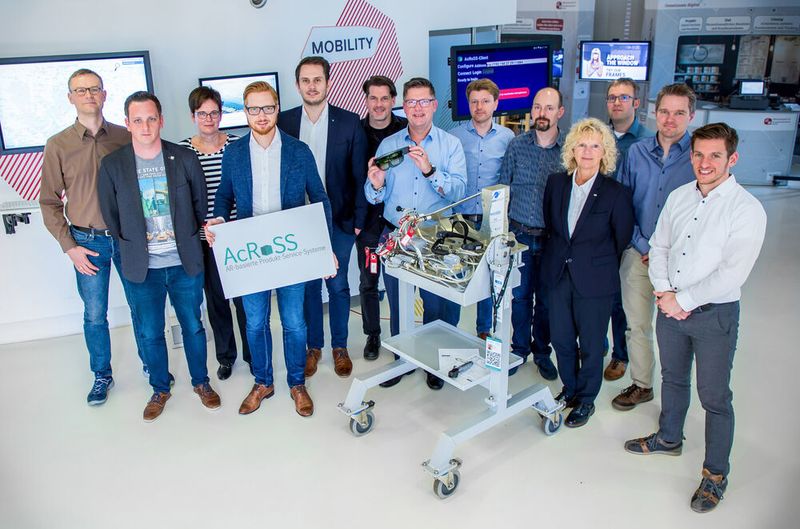 Das Across-Konsortium beim Projektabschluss im Smart Data Forum in Berlin, wo künftig die Industrie-Exponate für Besucher ausgestellt werden.  (Fraunhofer IEM)