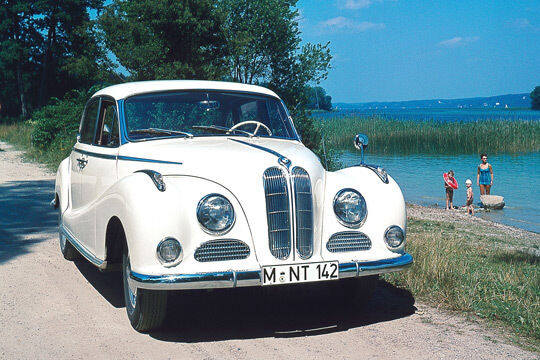 Voluminöse Formen: Der BMW 501/502 wurde zwischen 1952 und 1964 gebaut. Berühmt wurde der „Barockengel“ unter anderem als Polizeiauto in der Fernsehserie „Isar 12“. (BMW)