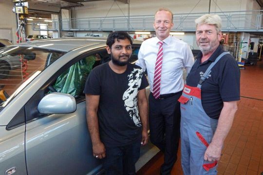 Der Inder Dhurv Patidar (li.), auf dem Foto mit dem Monteur Andreas Keilwerth (re.), hatte erst kürzlich seine Ausbildung als Kfz-Mechatroniker bei Auto Saxe in Leipzig begonnen, als er abgeschoben wurde. Die Versuche von Geschäftsleiter Michael Franz (Mitte), die Abschiebung zu verhindern, waren erfolglos.(Bild:  Auto Saxe)