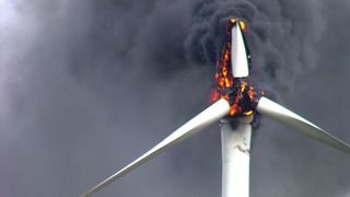 Fängt ein Windrad durch einen direkten Einschlag Feuer, kann die Feuerwehr nur hilflos zusehen: Der Brandherd ist hoch oben in der Luft außer Reichweite, zudem würden herabfallende Trümmer die Helfer gefährden.  (Bild: Holger Bauer)