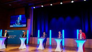 Auf dem Podium diskutierten Dr. Stefanie Leiterholt (President Human Ressources, WMF GmbH), Dr. Stefan Wolf (Präsident Gesamtmetall), Angela Todisco (Head of Customer Success HR EMEA South, Region Joined, SAP AG), Roland Hehn (Vorstand Personal der Schwarz Dienstleistung) und Jutta Balletshofer (HR Lead Europe & Canada Commercial, Organon healthcare GmbH) über Strategien, mit denen man dem Arbeitnehmermarkt begegnen kann.  (Bild: TUM Campus Heilbronn)