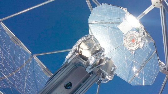 Blick auf einen Solarreaktor zur Herstellung von synthetischen Treibstoffen aus Sonnenlicht. Zürcher Forscher haben den Reaktorkern per keramischem 3D-Druck jetzt so optimiert, dass die Ausbeute mehr als deutlich verbessert wird. Hier erklären sie, wie das geht ...(Bild:  ETH Zürich / A. Della Bella)