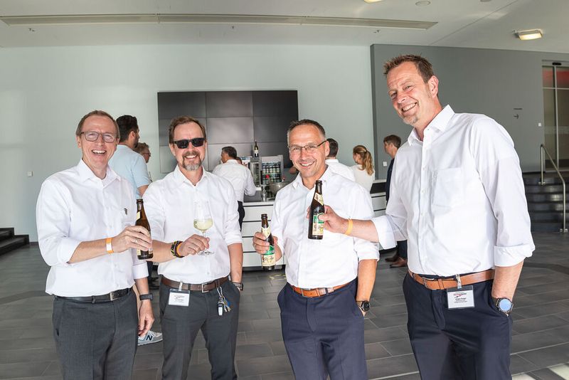 Steckverbinderkongress 2022: Das Get together am 4. Juli 2022 und die Abendveranstaltung am 5. Juli 2022 auf dem Vogel-Campus boten viele Gelegenheiten sich in entspannter Atmosphäre auszutauschen und zu netzwerken. Schon so manches Projekt nahm hier seinen Anfang. (Bild: Elektronikpraxis)