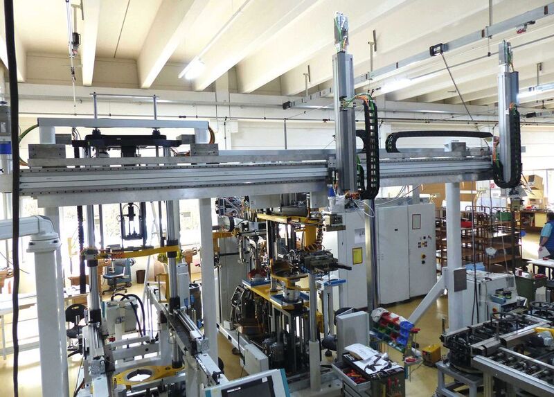 Systemlösung für die Automatisierung: Linearportal von ANT mit über 6 m Gesamtlänge (freitragend) und zwei unabhängig voneinander arbeitenden Vertikalachsen an einer Montageanlage. (ANT GmbH)