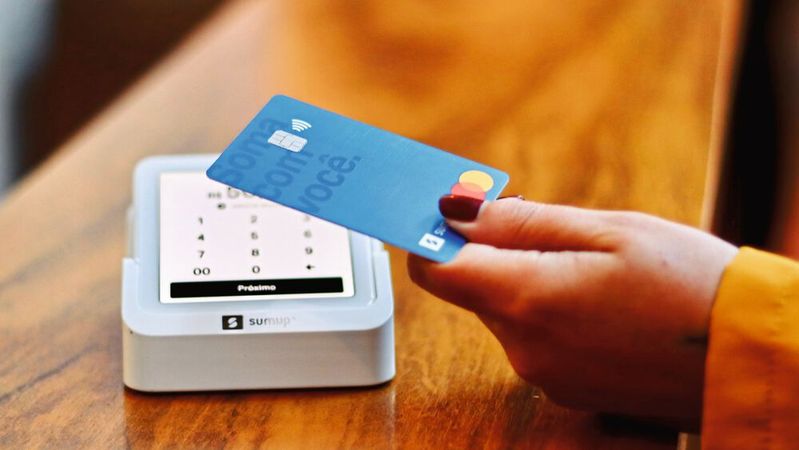 Mehr als 60 Prozent aller Einkäufe werden mit Karte bezahlt. Für den Handel wird das auf lange Sicht teurer. Denn die „günstige“ Gebührenvariante Maestro fällt weg.(Bild:  Nathana Rebouças - unsplash.com)