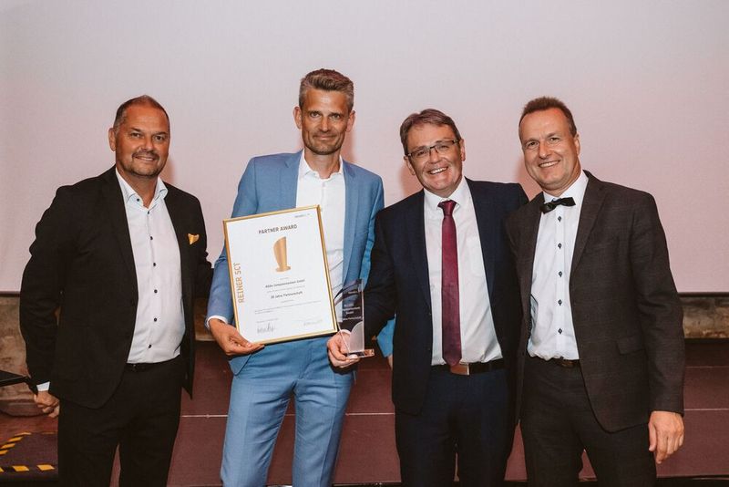 REINER SCT bedankt sich bei Alexander Bröckel (ALLDIS Distribution) für 20 Jahre Partnerschaft. (Bild: REINER SCT)