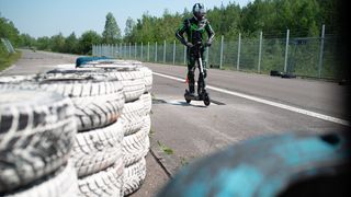 Im Dekra Technology Center werden Fahrdynamik-Tests mit E-Scootern durchgeführt. (Jean-Claude Winkler)