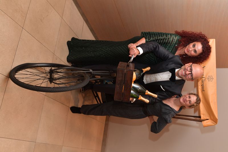 So lange der Korb voll ist, geht es Besa, ITB, Maciej Wieczorek, ZOTAC, und Barbara Meister, Seagate, gut. (Hannes Magerstaedt)