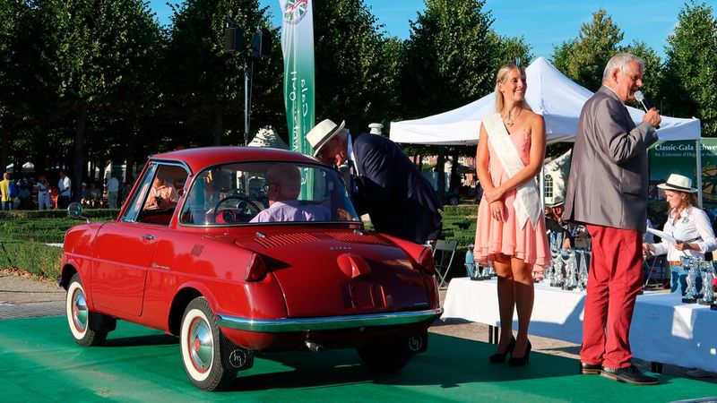1962er Mazda 360 mit 0,36 Liter kleinem V2-Heckmotor aus dem Museum des Augsburger Mazda-Händlers Frey. Am Steuer Seniorchef Walter Frey. (Bild: Peter Diehl)