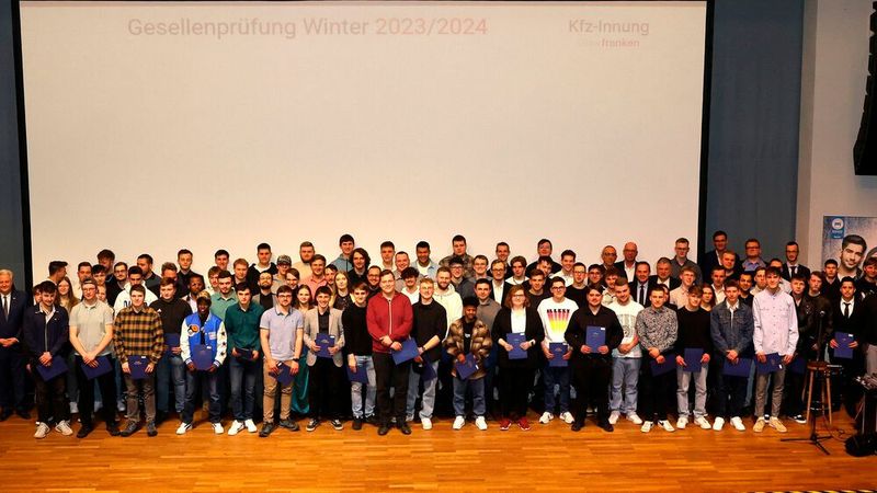 Große Freude in der Kfz-Innung Oberfranken. In Kulmbach sprach Obermeister Andreas Tröger mit Unterstützung des Geschäftsführers Julian Grundhöfer insgesamt 166 Gesellen frei. Die Prüfungsbeste, Sophia Daum, hielt im Namen der jungen Fachkräfte eine kurze Rede und dankte für die Unterstützung durch die Betriebe und die Schulen. Zurzeit zählt die Innung rund 1.100 Auszubildende in den Schwerpunkten Pkw-, Nfz-, System- und Hochvolt-, Motorrad- und Karosserietechnik. Die Kfz-Innung umfasst circa 620 Mitgliedsbetriebe. (Bild: Kfz-Innung Unterfranken)