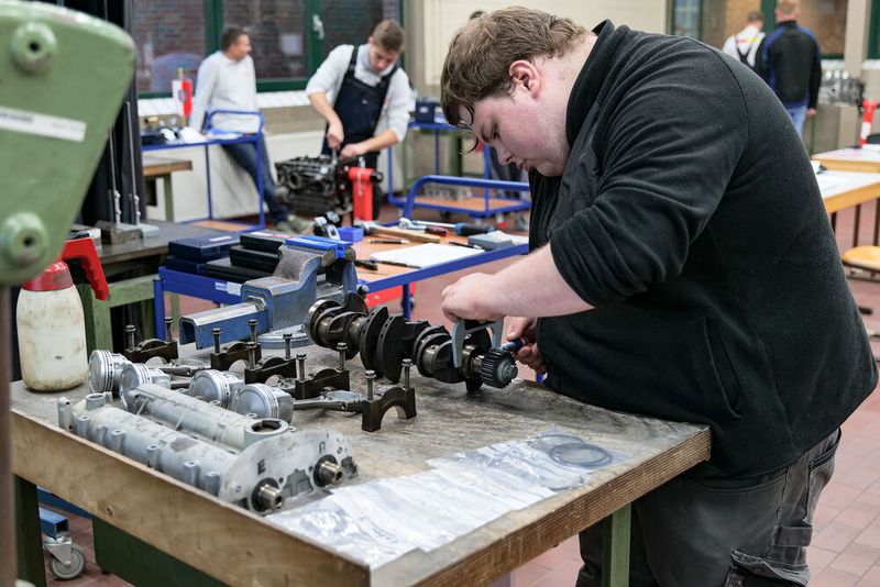 Der zweite Casting-Teilnehmer, Malte Storr, beim Vermessen der Kurbelwellenlager (Bild: Schmidt – VCG)