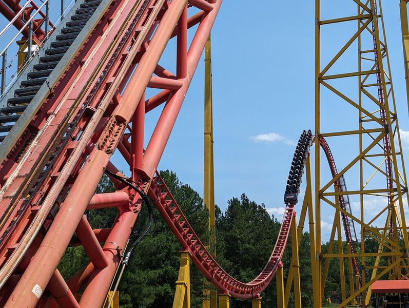 Auf Platz 10 der schnellsten Achterbahnen ist die „Intimidator“ im Carowinds Park in Charlotte, North Carolina, USA. Sie ist nach dem NASCAR-Fahrer Dale Earnhardt, der den Spitznamen „The Intimidator“ hatte, benannt. Die Achterbahn wurde im Jahr 2010 eröffnet und ist eine der herausragenden Attraktionen des Carowinds Parks. (Bild: Intimidator 305 (Kings Dominion) 3.jpg / Jeremy Thompson / CC BY-SA 2.0)
