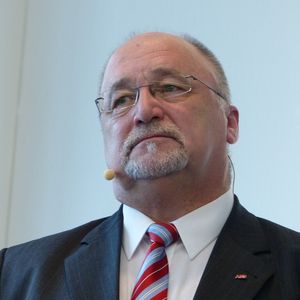 Hans-Dieter Meissner, ABB, fasst die Vorteile des neuen Motorstarter PSTX mit drei Zahlen zusammen: „60% geringerer Anlaufstrom, 20% weniger Platzbedarf und 100% erweiterte Funktionalitäten.“