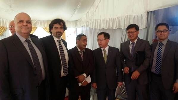 Daelim President Lee Chul-gyun (third from right), who attended the groundbreaking ceremony,talks with personalities involved in the project. (Picture: Daelim)