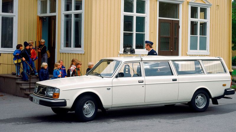 Von 1974 bis 1983 wurde eine um 80 cm verlängerte Version des Kombis als 245 Transfer vom schwedischen Karosseriebauer Nilsson in Laholm hergestellt. In geringer Stückzahl wurde diese Langversion auch nach 1983 noch in Sonderanfertigung als 245/265 Transfer speziell für die DDR produziert. (Bild: Volvo)