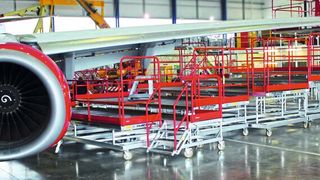 Die maßgeschneiderten Arbeitsplattformen von Kee Safety ermöglichen die Gestaltung effizienter und ergonomischer Arbeitsplätze in Werkstätten, Hangars sowie Montage-, Wartungs- und Fertigungshallen. (Bild: Kee Safety)