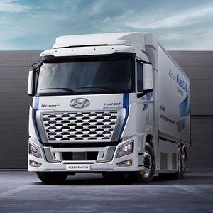 Der neu gestaltete Kühlergrill zeichnet sich durch seine „V“-Form und die verchromte Waben-Optik aus. (Bild:  Hyundai)