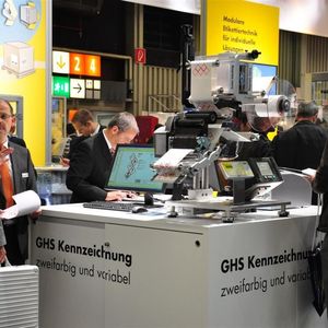 Pago lanciert komplette GHS-Kennzeichnungssysteme, bestehend aus Softwarepaket, Datenbanken, Drucksystem und Etiketten. Zur Software Pagowin Next GHS ist eine Beispiel-CD für GHS-konforme Kennzeichnung erhältlich. Sie enthält verschiedene Beispiel-Layouts mit Datenbank-Verknüpfungen und Steuerscripts, um die korrekte Gestaltung der GHS-Etiketten zu erleichtern. Ebenso stehen dem Anwender Beispiel-Datenbanken für GHS-Piktogramme, H-Sätze (Gefahrenhinweis „Hazard“)und P-Sätze (Sicherheitshinweis „Precaution“) in verschiedenen Sprachen zur Verfügung. Die Beschriftung der Etiketten kann wahlweise über einen Farblaser-Drucker, über zwei kombinierte Thermotransfer-Drucker oder über einen automatischen Etikettierer (Pagomat) erfolgen. (M.Henig/PROCESS)