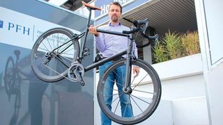 Der Akku ist im Unterrohr des Fahrradrahmens verbaut. Der Akkuträger besteht aus glasfaserverstärktem Verbundwerkstoff, also GFK, da dieser im Gegensatz zu CFK nicht elektrisch leitet und den Akku so optimal schützt. (PFH)