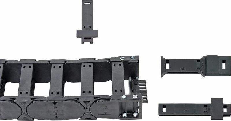 Ein im Öffnungssteg der E-Kette verbauter Sensor-Chip misst den Zustand im realen Betrieb: Ist der Abrieb so weit fortgeschritten, dass das Ende der Lebensdauer der Kette naht, meldet sich der Sensor und löst ein Signal aus.  (Igus)