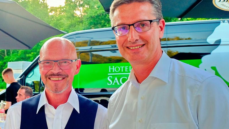 Holger Schade vom Autohaus Schade (links) und Maik Kynast (Santander Bank) tauschten sich im Garten der BFC aus. (Bild: Zietz – »kfz-betrieb«)