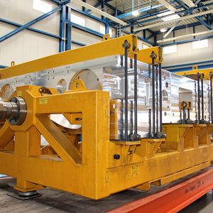 Aus 16 t Aluminium entsteht dieses 4,5 t schwere und 4,5 m große Frame, das aus vier Einzelteilen besteht, die in die Schweißvorrichtung eingepasst und zu einem kompletten Stück gefertigt werden.