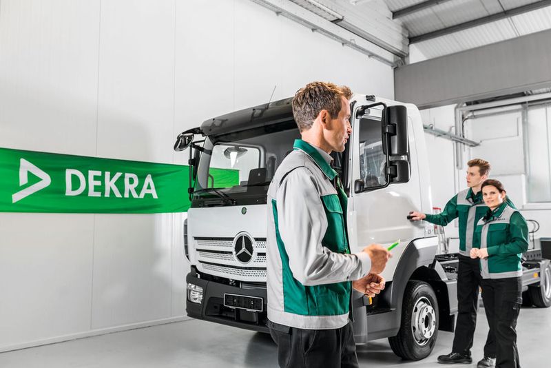 Auch an den großen Nutzfahrzeugen können die Sachverstänigen im Bildungszentrum geschult werden. (Dekra)