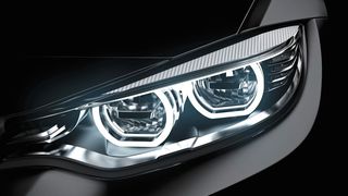 Licht auf die Straße: Komplexe LED-Scheinwerfer müssen verschiedene Normen erfüllen. Dazu ist präzise Lichtmesstechnik notwendig. (Bild: ©valtrifon - stock.adobe.com)