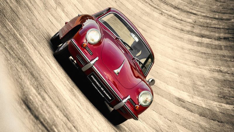 Von der A-Serie unterschied sich die B-Serie in erster Linie durch höher angebrachte Scheinwerfer und dadurch vorn weniger gerundete Kotflügel. Zudem waren die Stoßstangen höher angebracht, was in der Frontschürze Lufteinlässe für größere Trommelbremsen (aus Aluminium mit Stahlreibring) ermöglichte. (Bild: Porsche)