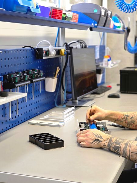 The first assembly workstations ensure fast delivery of Aerotech drives to the European market. (Image:Aerotech)