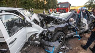 Rettungskräfte stehen nach einem schweren Unfall auf der B28 im Landkreis Reutlingen an zerstörten Fahrzeugen. (Bild: picture alliance/dpa/VMD-Images)